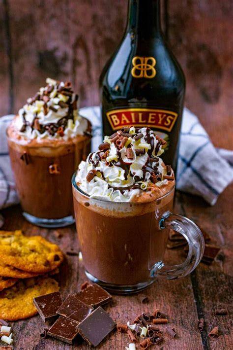 Baileys Hot Chocolate im Becher mit Sahnehäubchen