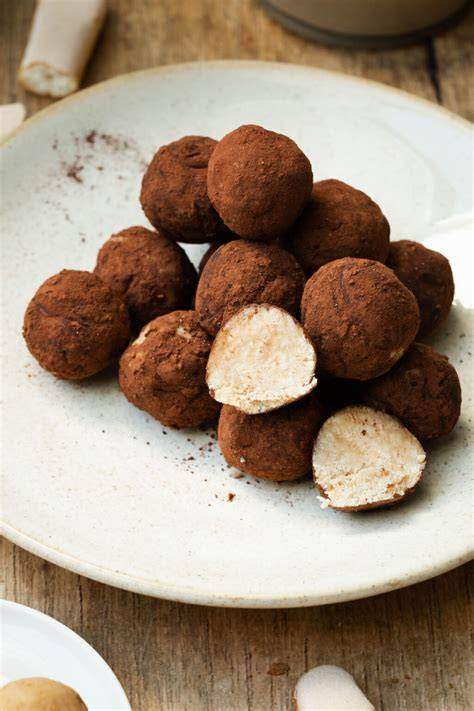 Baileys Marzipan Kugeln auf einem Teller