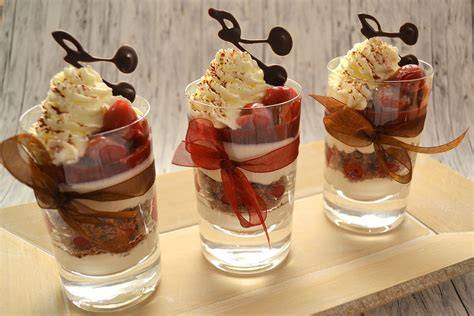 Baileys-Creme im Glas mit Kirschen