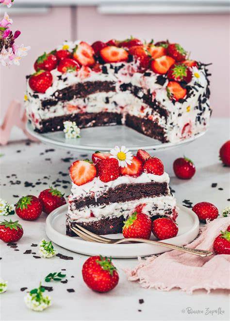 Baileys-Schoko-Torte mit Erdbeer-Deko