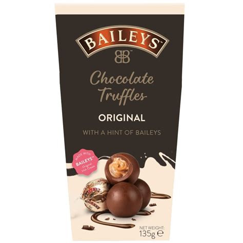 Baileys-Trüffel auf Pralinenplatte mit Kakaostaub