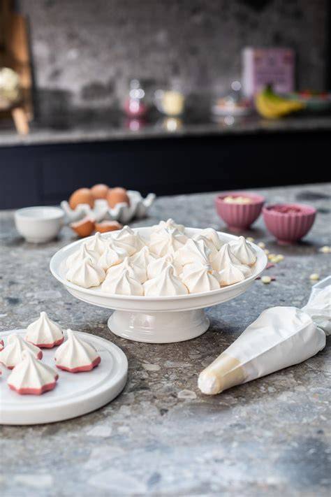 Baiser‑Kekse mit Marmeladenfüllung auf Etagere