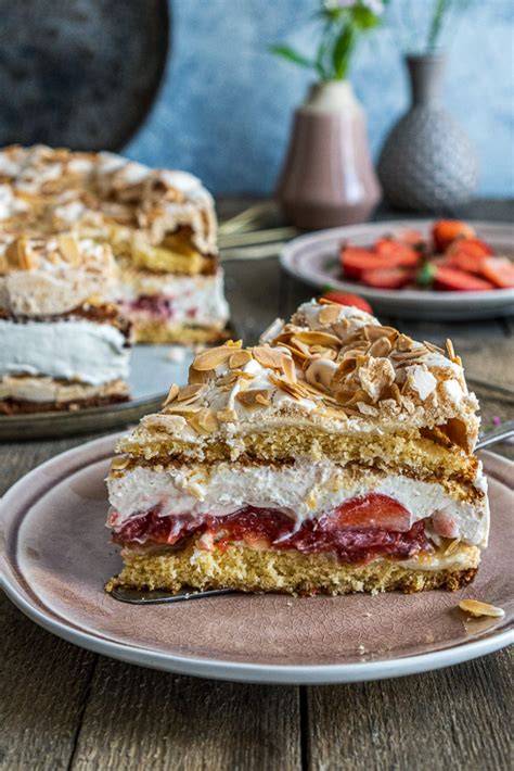 Baiser Torte mit Mascarpone, Erdbeeren und Baiser Dekoration