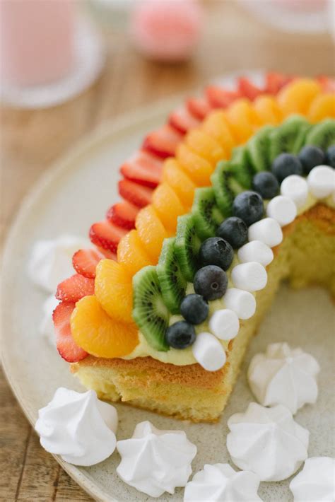 Baiser als Dekoration auf Obstkuchen