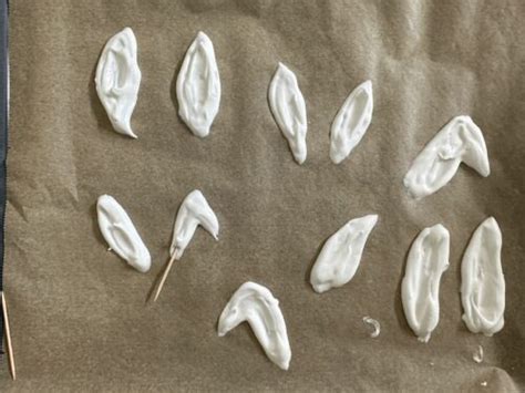 Baiser auf Backpapier