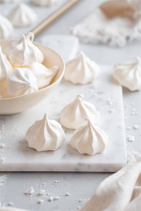 Baiser auf Teller - knusprige Meringues
