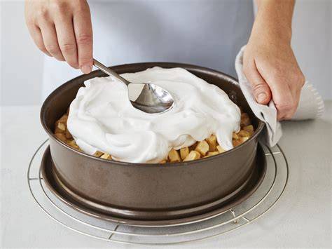 Baiser auf dem warmen Apfelkuchen locker verstreichen