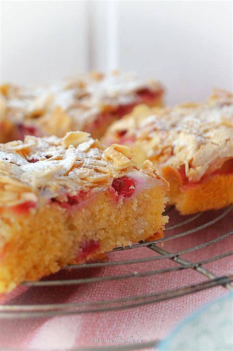 Baiser mit leicht gebräunten Mandelblättchen
