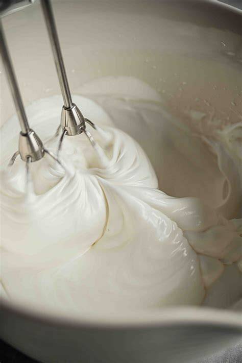 Baiser steif schlagen in der Küchenmaschine