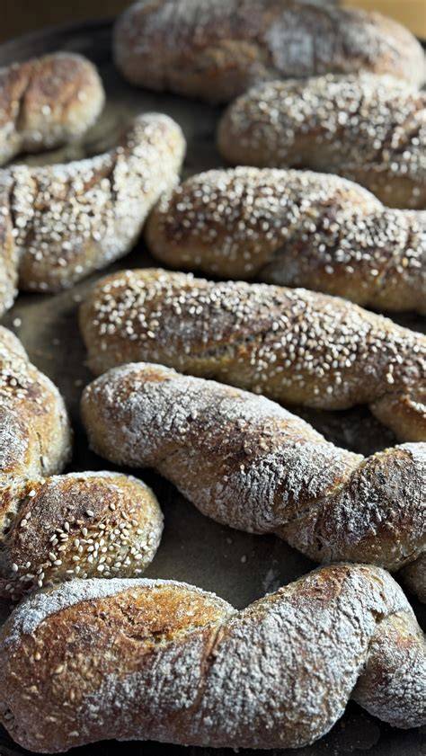 Baiser-Böden auf Backpapier, frisch gebacken