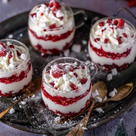 Baiser-Dessert im Glas