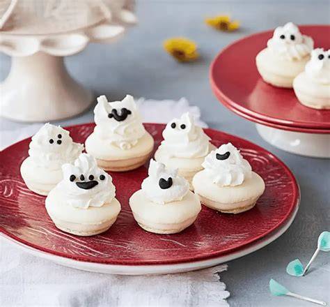 Baiser-Gespenster für Halloween auf Kürbis-Schoko-Kuchen