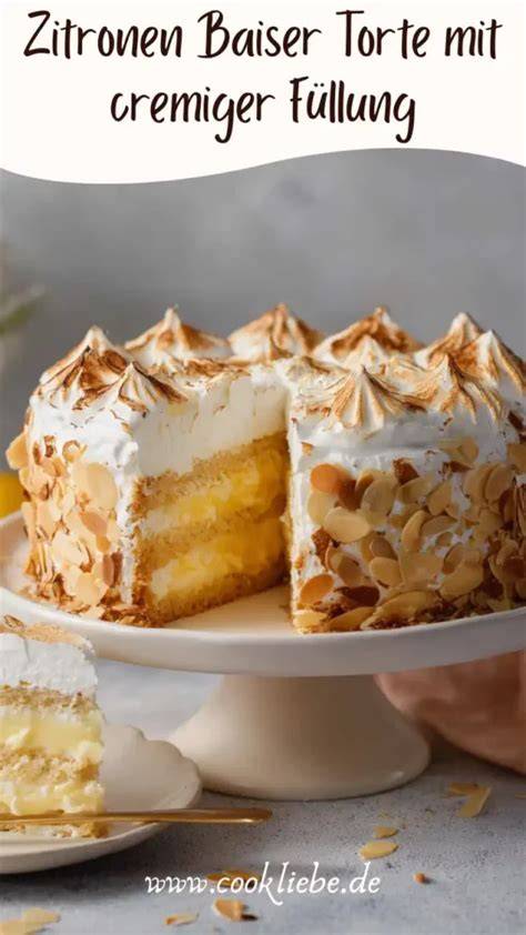Baiser-Torte mit cremiger Dekoration und walnussigem Topping