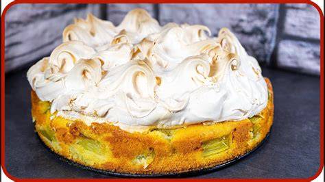 Baiserhaube auf dem Kuchen, Spitzen und Wellen geformt