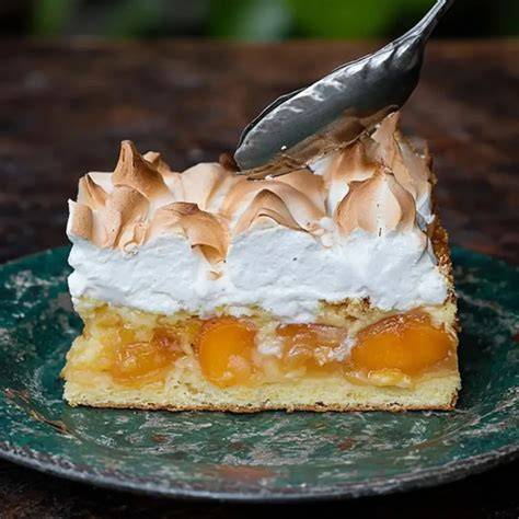 Baiserhaube goldbraun überbacken, Wellenform auf dem Kuchen