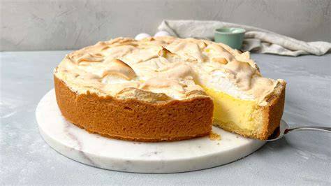 Baiserhaube wellenförmig auf dem heißen Käsekuchen
