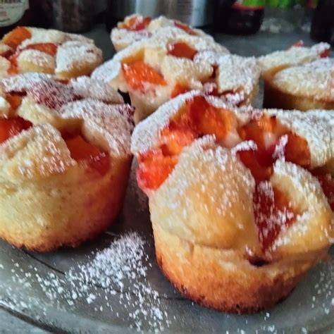 Baiserhauben auf Orangenpudding in Gläsern, frisch aus dem Ofen