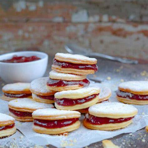Baiserkringel auf Plätzchen mit Marmeladenfüllung