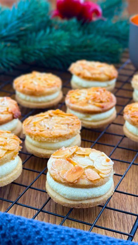 Baiserstrukturen: weiche Spitzen, goldene Spitzen, Mandelblättchen als Topping