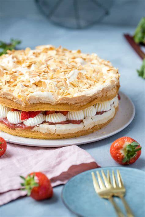 Baisertorte mit Sahne und Früchten aufgeschnitten
