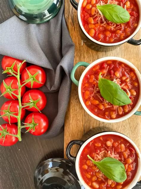 Baked Beans im ofenfesten Topf mit Kräutern