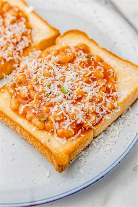 Baked Beans serviert auf knusprigem Toast