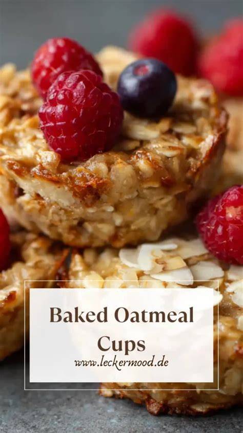 Baked Oatmeal Muffin auf Teller, belegt mit Beeren und Nüssen