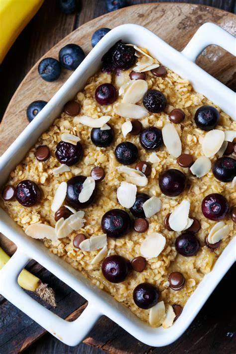 Baked Oats Frühstücksauflauf in Schale mit Bananen, Nüssen und Beeren