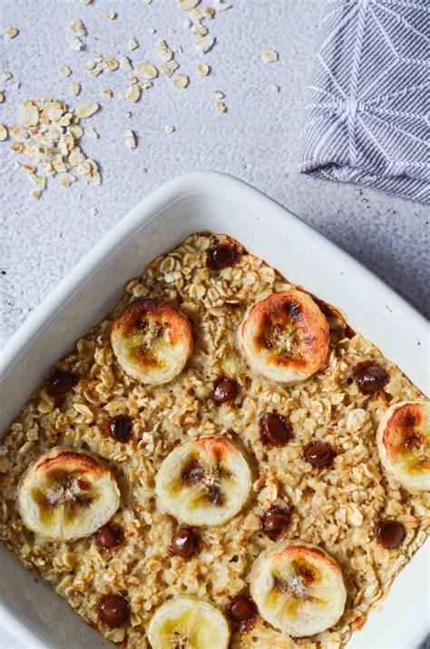 Baked Oats in Auflaufform mit frischem Obst