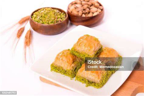 Baklava auf einem Teller mit Pistazien