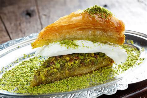 Baklava mit Eis als kreative Servieridee