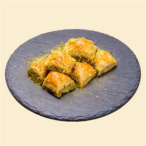 Baklava mit Pistazien - klassische Anrichtung auf Tabletts in Gaziantep