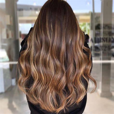 Balayage-Beispiel: karamellblonde Highlights in Wellen