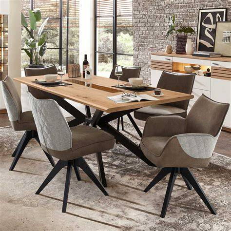 Balkeneiche im Esszimmer: Kombination von Stühlen und Accessoires