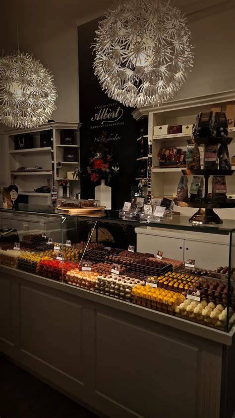 Ball-Thi Chocolate Ladenfront und Pralinenauslage