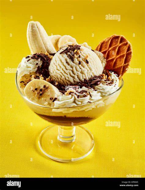 Banana Split mit frischem Obst und Sahne