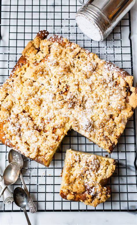 Banana-Muffins mit Zimtstreuseln auf einem Backgitter, Nahaufnahme der knusprigen Krümel