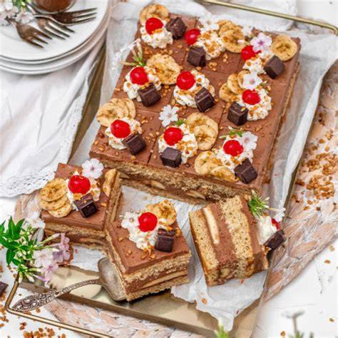 Banana-Split Blechkuchen angerichtet