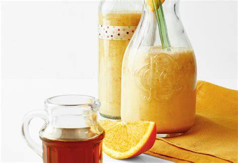 Banananenhälften als Dekoration mit Ahornsirup
