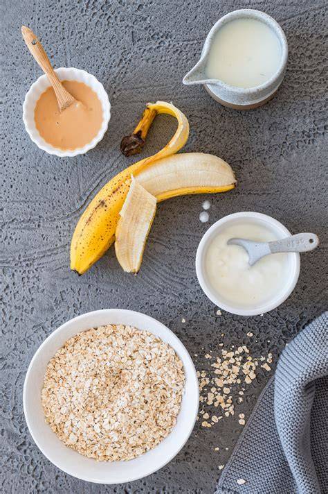 Banane, Haferflocken und Milch als Zutaten für Baby-Milchbrei