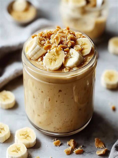 Bananen, Haferflocken und Erdnussbutter auf der Küchenarbeitsplatte