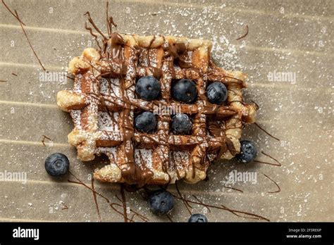 Bananen, Heidelbeeren und Schokolade auf Holzbrett