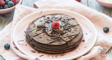 Bananen Schoko Pfannkuchen auf Teller mit Beeren