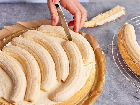Bananen auf Biskuitboden anrichten