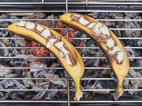 Bananen auf Gitter, von Hand mit Schokolade überzogen