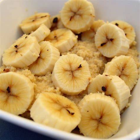 Bananen auf dem Tortenboden verteilt