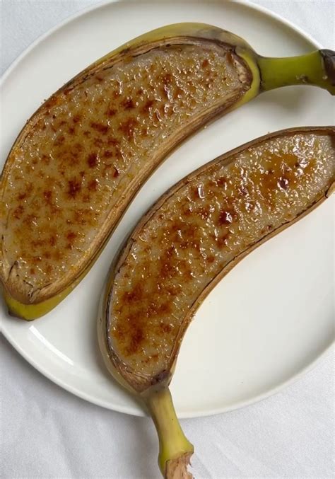 Bananen in Kokosmilch, serviert in einer Schale