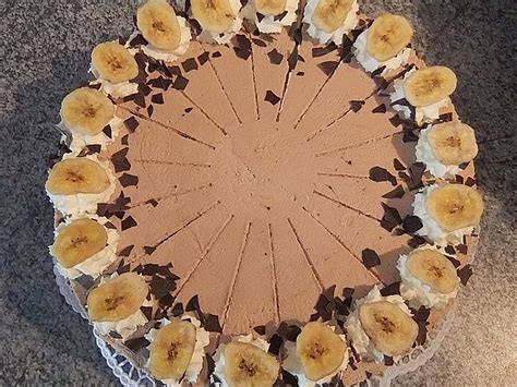 Bananen längs halbiert auf Biskuit legen