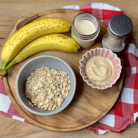 Bananen und Haferflocken auf Holztisch