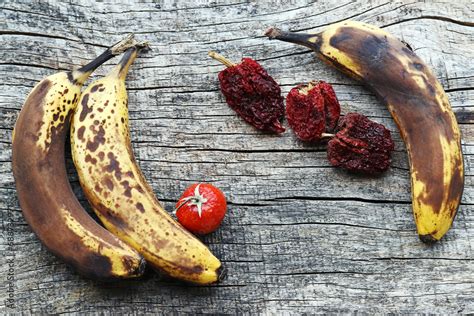 Bananen und Himbeeren auf Holzuntergrund